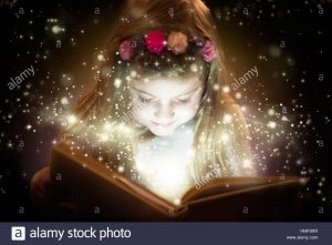 bellissima-bambina-la-lettura-di-libro-magico-il-concetto-di-fantasia-hmf9xr